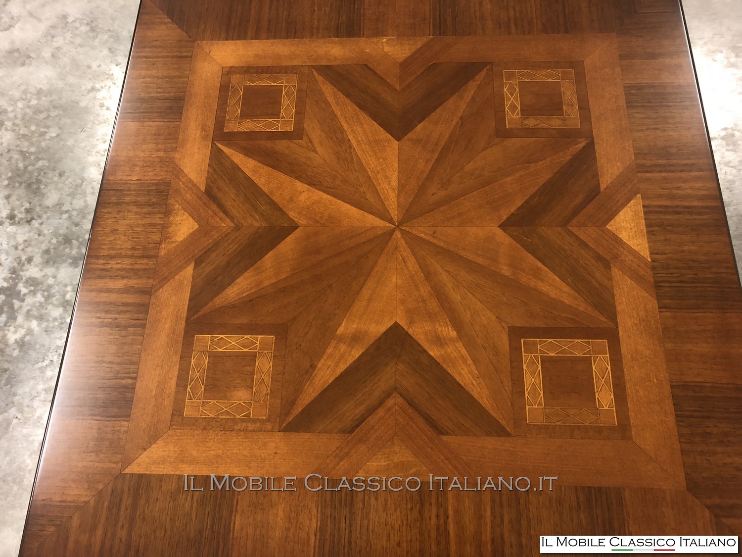 Tavolino da salotto basso in stile classico